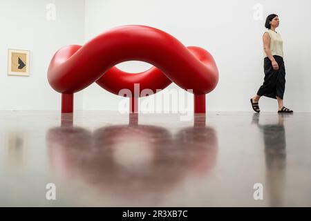 Londra, Regno Unito. 25 maggio 2023. Un membro dello staff con ‘Play Sculpture’, c 1965-80, di Isamu Noguchi in anteprima di ‘This Earth, This Passage’, una mostra di opere d’arte di Isamu Noguchi al White Cube Mason’s Yard a St James’s. Le opere riflettono l'impegno dell'artista nei confronti dei materiali, delle performance e delle nozioni di luogo e sono esposte dal 26 maggio al 1 luglio. Credit: Stephen Chung / EMPICS / Alamy Live News Foto Stock