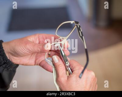 Ottico preparare un paio di bicchieri. Regolazione dei naselli Foto Stock