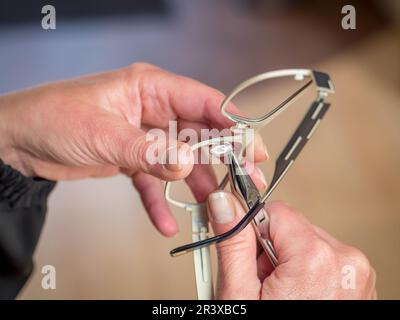 Ottico preparare un paio di bicchieri. Regolazione dei naselli Foto Stock