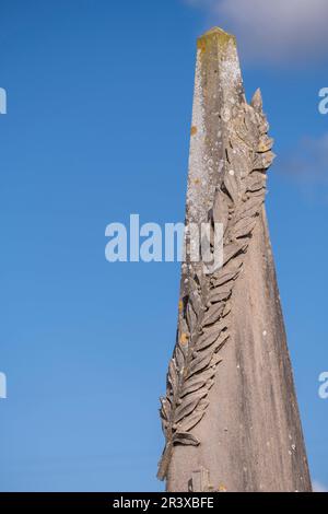 ramo di laurel sul simbolo egizio di un obelisco, cimitero di Llucmajor, Maiorca, Isole Baleari, Spagna. Foto Stock