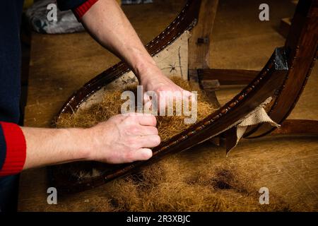 Charly Duc, artigiano, imbottitore e decoratore per "Des gouts et des Couleurs" a Villemaur-sur-Vanne (Francia centro-settentrionale) Foto Stock