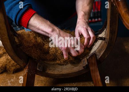 Charly Duc, artigiano, imbottitore e decoratore per "Des gouts et des Couleurs" a Villemaur-sur-Vanne (Francia centro-settentrionale) Foto Stock