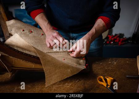 Charly Duc, artigiano, imbottitore e decoratore per "Des gouts et des Couleurs" a Villemaur-sur-Vanne (Francia centro-settentrionale) Foto Stock