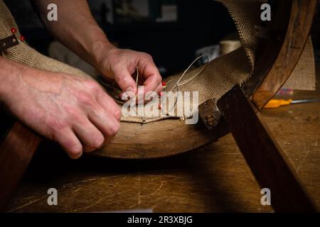 Charly Duc, artigiano, imbottitore e decoratore per "Des gouts et des Couleurs" a Villemaur-sur-Vanne (Francia centro-settentrionale) Foto Stock