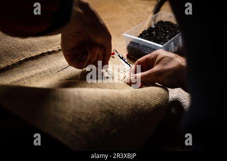 Charly Duc, artigiano, imbottitore e decoratore per "Des gouts et des Couleurs" a Villemaur-sur-Vanne (Francia centro-settentrionale) Foto Stock