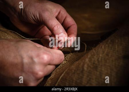 Charly Duc, artigiano, imbottitore e decoratore per "Des gouts et des Couleurs" a Villemaur-sur-Vanne (Francia centro-settentrionale) Foto Stock