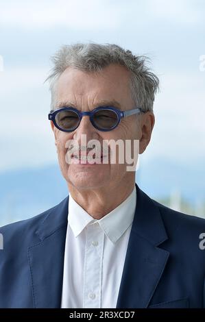 Cannes, Francia. 25th maggio, 2023. WIM Wenders offre interviste al Terrace du Festival al Palais du Festival prima della prima del suo film di concorso "Perfect Days". Credit: Stefanie Rex/dpa-Zentralbild/dpa/Alamy Live News Foto Stock