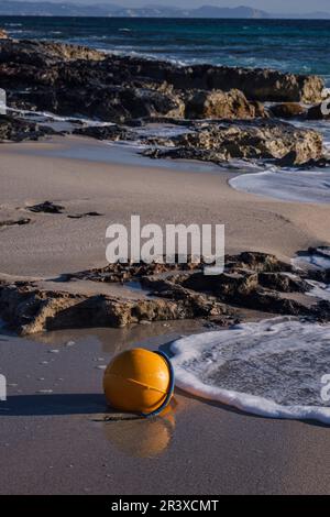 Plastica abbandonata sulla spiaggia, es Trucadors , Formentera, Isole Pitiusas, Comunità Baleari, Spagna. Foto Stock