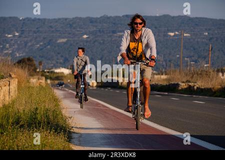 Ciclisti sulla strada principale, Formentera, Isole Pitiusas, Comunità Baleari, Spagna. Foto Stock