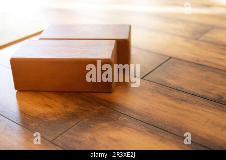 Primo piano dei blocchi di legno attrezzature di yoga in studio Foto Stock