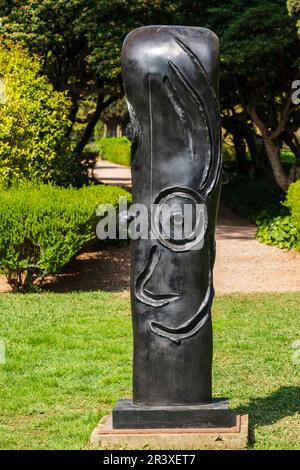 Joan Miró (spagnolo, 18931983), Figura, 1976, bronzo fuso a cera persa, giardino Marivent, Palma, Maiorca. Foto Stock