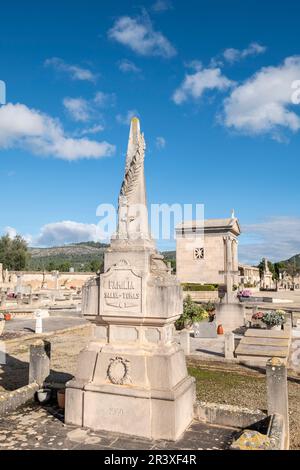 ramo di laurel sul simbolo egizio di un obelisco, cimitero di Llucmajor, Maiorca, Isole Baleari, Spagna. Foto Stock