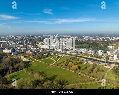 Rennes (Bretagna, Francia nord-occidentale): Vista aerea dei prati “Prateries Saint-Martin” e nuovi edifici lungo il Canal Saint-Martin, Canal d’il Foto Stock