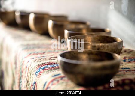 Accessori per massaggio sonoro. Le campane tibetane il trattamento Foto Stock