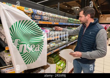 Neufchatel-en-Bray (Francia settentrionale), 2 febbraio 2023: Dimostrazione dei produttori di uova, membri della “FNSEA” (Federazione nazionale dell’agricoltura ho Foto Stock