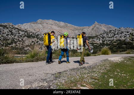 Tre corridori in linea di lunga distanza GR 221, Escorca, Maiorca, Isole Baleari, Spagna. Foto Stock
