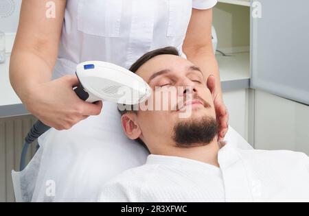 L'uomo avente il trattamento laser in Clinica di Bellezza Foto Stock