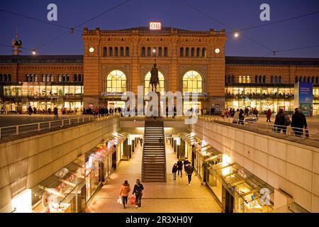 Bahnhofstrasse, compresa la passeggiata Niki-de-Saint-Phalle con la stazione ferroviaria principale, Hannover Foto Stock