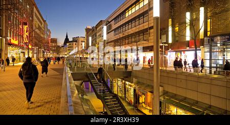 Bahnhofstrasse la sera, compresa la Niki-de-Saint-Phalle-Promenade, Hannover, Germania Foto Stock