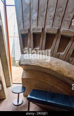 Una vista ravvicinata di una delle pareti interne della gigantesca struttura a conchiglia della Sydney Opera House. Sono visibili i contrassegni di costruzione originali Foto Stock