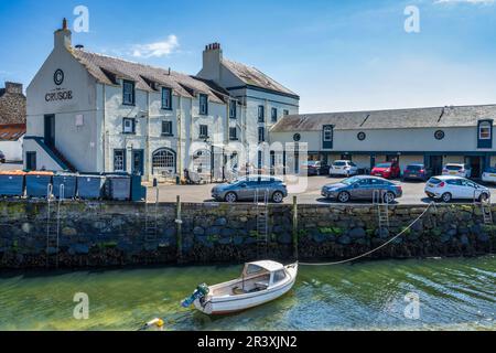 Il Crusoe Hotel si trova vicino al porto della cittadina costiera scozzese di Lower Largo a Fife, Scozia, Regno Unito Foto Stock