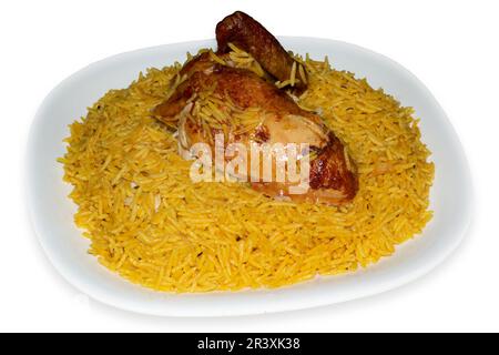 Piatto Kabsa (famoso cibo tradizionale arabo. Riso Mandi con pollo alla griglia). Foto Stock