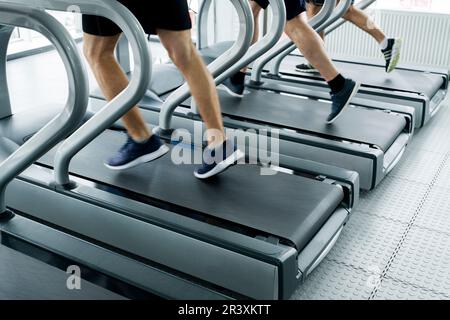Palestra - persone che corrono su macchine, tapis roulant con sfocatura del movimento Foto Stock