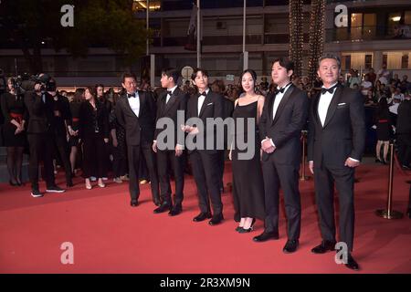 Cannes, Francia. 24th maggio, 2023. Han Jae-duk, Xa Bin Hong, Joong Ki Song, HYoung Seo Kim, Kim Chang-Hoon parti dal tappeto rosso "il Sol dell'Avvenire (Un domani più luminoso)" durante il 76th° festival annuale del cinema di Cannes al Palais des Festivals il 24 maggio 2023 a Cannes, Francia. Credit: dpa/Alamy Live News Foto Stock