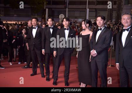 Cannes, Francia. 24th maggio, 2023. Han Jae-duk, Xa Bin Hong, Joong Ki Song, HYoung Seo Kim, Kim Chang-Hoon parti dal tappeto rosso "il Sol dell'Avvenire (Un domani più luminoso)" durante il 76th° festival annuale del cinema di Cannes al Palais des Festivals il 24 maggio 2023 a Cannes, Francia. Credit: dpa/Alamy Live News Foto Stock