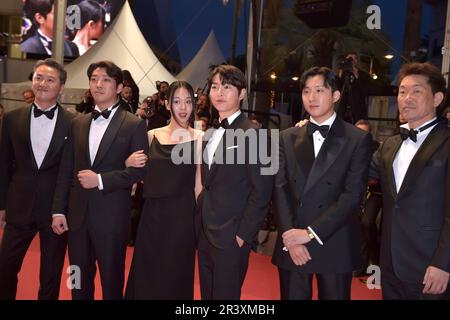 Cannes, Francia. 24th maggio, 2023. Han Jae-duk, Xa Bin Hong, Joong Ki Song, HYoung Seo Kim, Kim Chang-Hoon parti dal tappeto rosso "il Sol dell'Avvenire (Un domani più luminoso)" durante il 76th° festival annuale del cinema di Cannes al Palais des Festivals il 24 maggio 2023 a Cannes, Francia. Credit: dpa/Alamy Live News Foto Stock