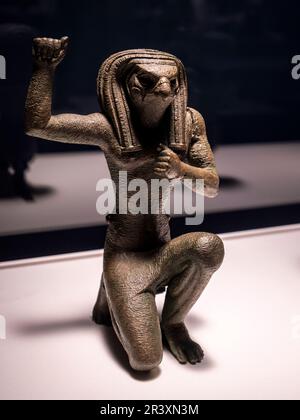 Horus di PE, basso Egitto, statuette in atteggiamento di giubilo, bronzo, tardo periodo, 664-332 a.C., Egitto, Collezione del British Museum. Foto Stock