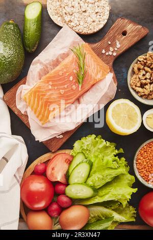 Ketogenic, Paleo, FODMAP dieta concetto. Frutta, verdura, salmone affumicato, verdure, sfondo uova. Foto Stock