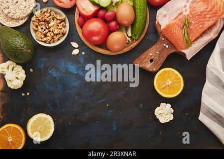 Composizione estetica di alimenti sani FODMAP, Paleo, dieta mediterranea. Frutta biologica, verdura, salmone, verde, lenticchie, noci e senza glutine Foto Stock