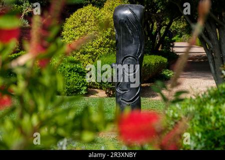 Joan Miró (spagnolo, 18931983), Figura, 1976, bronzo fuso a cera persa, giardino Marivent, Palma, Maiorca. Foto Stock