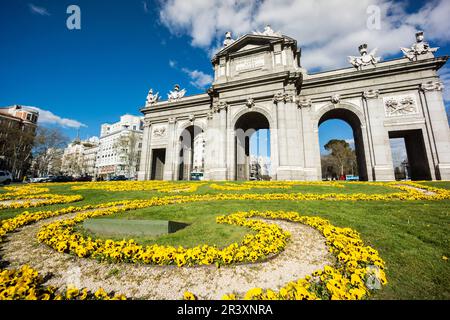 Puerta de Alcalá, rotonda de la Plaza de la Independencia, Madrid, Spagna, Europa. Foto Stock