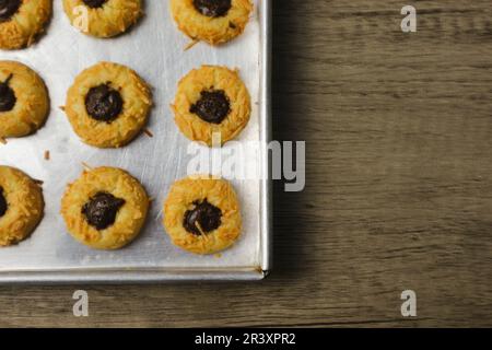 Biscotti al formaggio con ripieno di cioccolato, biscotti al forno con effetto thumbprint sulla padella di alluminio Foto Stock