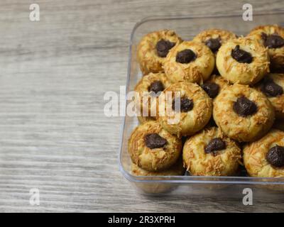 Biscotti al formaggio con ripieno di cioccolato sul vaso di plastica Foto Stock