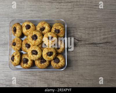 Biscotti al formaggio con ripieno di cioccolato sul vaso di plastica Foto Stock