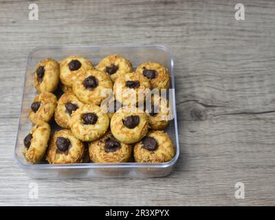 Biscotti al formaggio con ripieno di cioccolato sul vaso di plastica Foto Stock