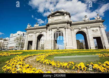 Puerta de Alcalá, rotonda de la Plaza de la Independencia, Madrid, Spagna, Europa. Foto Stock