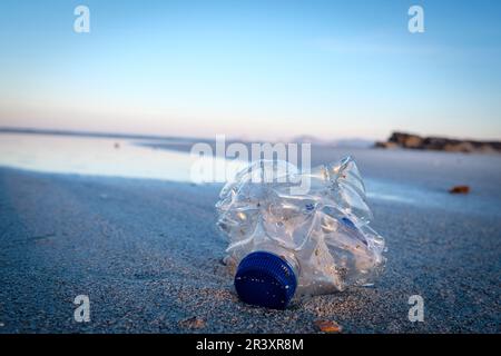 Plastica abbandonata sulla spiaggia, es Trucadors , Formentera, Isole Pitiusas, Comunità Baleari, Spagna. Foto Stock