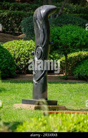 Joan Miró (spagnolo, 18931983), Figura, 1976, bronzo fuso a cera persa, giardino Marivent, Palma, Maiorca. Foto Stock