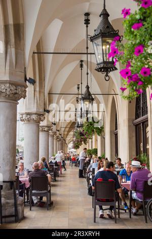 Cafeterias de Sukiennice,Rynek Gówny , plaza del mercado, Cracovia , voivodato de Pequeña Polonia,Polonia, Europa dell'Est. Foto Stock