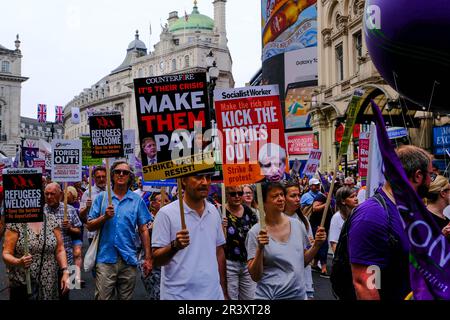 Londra, Regno Unito. 18th giu 2022. I membri dell'Unione e l'Assemblea popolare marciano a Londra contro il governo conservatore e chiedono salari più saldi Foto Stock