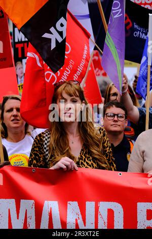 Londra, Regno Unito. 18th giu 2022. I membri dell'Unione e l'Assemblea popolare marciano a Londra contro il governo conservatore e chiedono salari più saldi Foto Stock