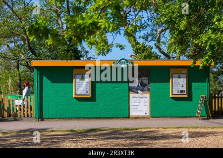 Stazione di Poole Park Master e biglietteria per la ferrovia di Poole Park a Poole Park, Dorset, Inghilterra Regno Unito a maggio Foto Stock