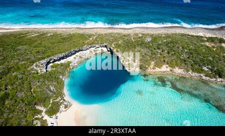 Vista dall'alto della famosa buca blu di Dean, Bahamas Foto Stock