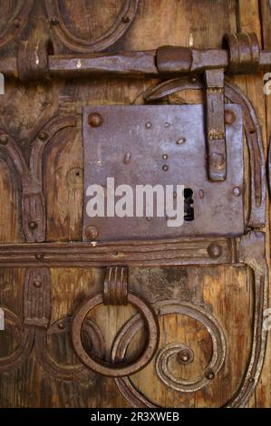 Cerradura de la portada.Iglesia romanica de Sant Serni(s.XII). Girona.Pirineos Orientales.Catalunya.España. Foto Stock