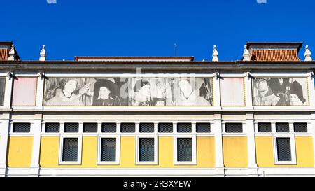 Lisbona, Portogallo - 5 gennaio 2023: Fotografie antiche che decorano la facciata di un edificio. Foto Stock