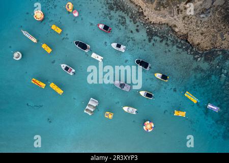 Drone aereo Fotografia di imbarcazioni per sport acquatici ormeggiate al mare. Vacanze estive Foto Stock